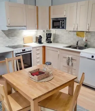 Cozy Retriet Nearby Airport Daire *
